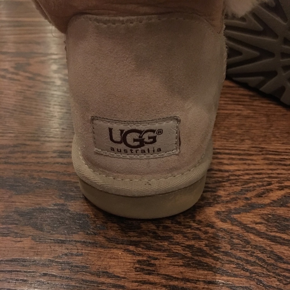 Uggs Bailey Button - image 3